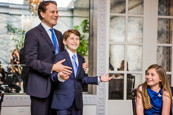 081043